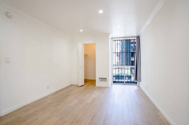 Building Photo - 1 Bedroom / 1 Bathroom Condo In Koreatown