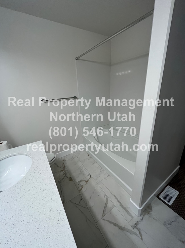 Building Photo - 3 Bedroom 2.5 Baths End Unit Townhome Avai...