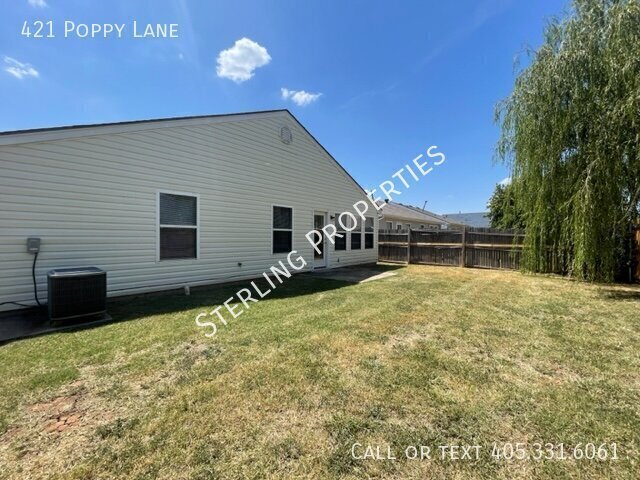 Building Photo - 421 Poppy Ln