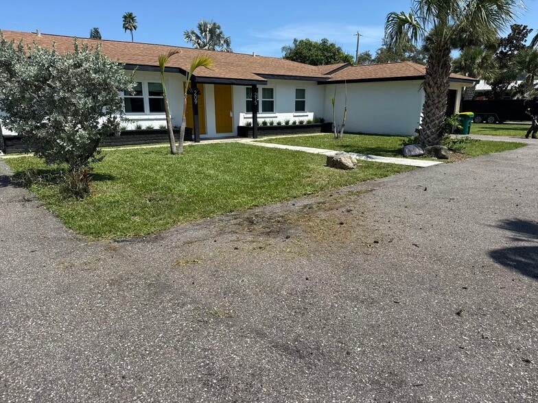 Building Photo - 209 S Riverside Dr