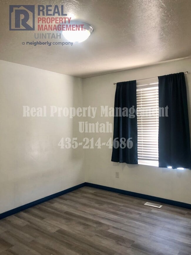 Building Photo - 3 Bed 2.5 Bath Townhome in Split Mountain.