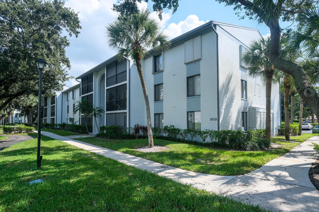 Building Photo - 1015 Green Pine Blvd