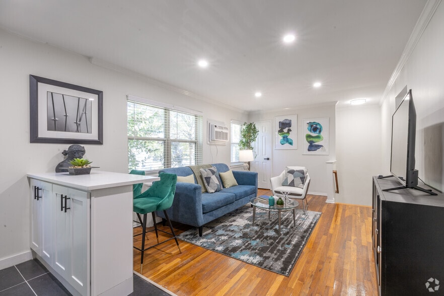 1BR, 1BA - 575SF - Living Room view 2 - Lakeview Apartments