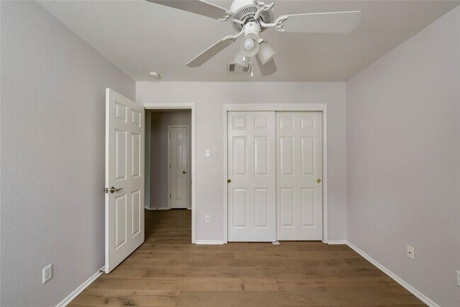 Building Photo - 3108 Lynnbrook Dr
