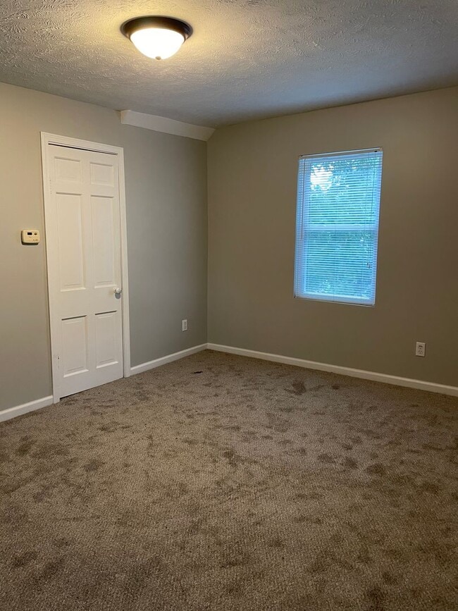 Building Photo - Recently Updated - Upper One Bedroom with Washer/Dryer!