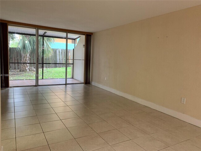 Building Photo - 8820 Fontainebleau Blvd