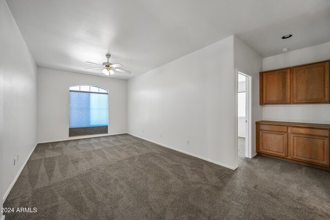 Building Photo - 4633 E Robin Ln