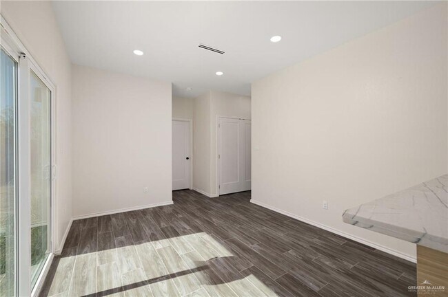 Building Photo - 18 Stablewood