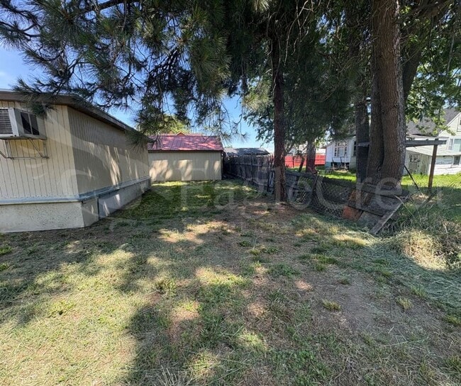 Building Photo - Two Bedroom House with Bonus Room Located ...