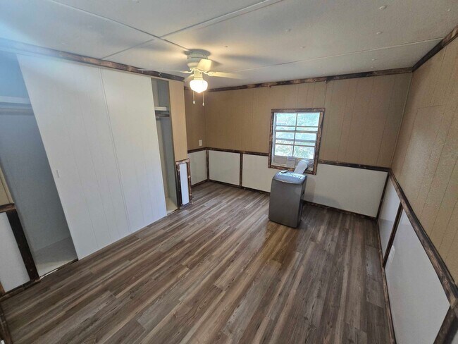 Building Photo - Affordable Living Near Bastrop