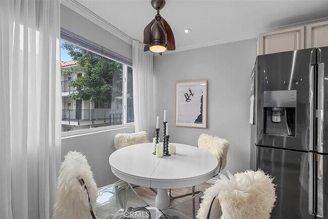 Building Photo - "Chic Hermosa Beach 1BR Apartment: 810 Sq ...
