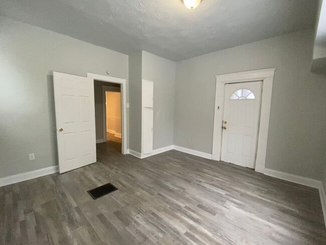 Building Photo - CENTRALLY LOCATED 6 BEDROOM 2 BATH OVER 2200 SQ FT!