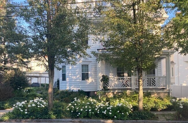 Building Photo - 11 W Elm Ave