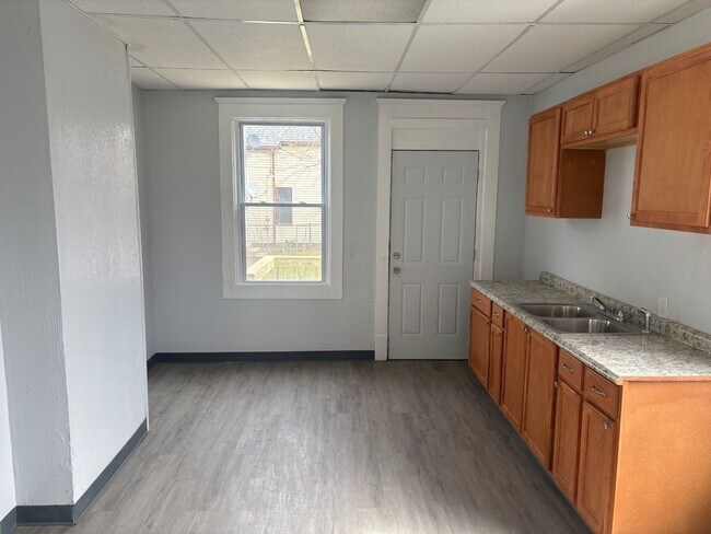 Building Photo - Charming 5-Bedroom Property in Prime Location