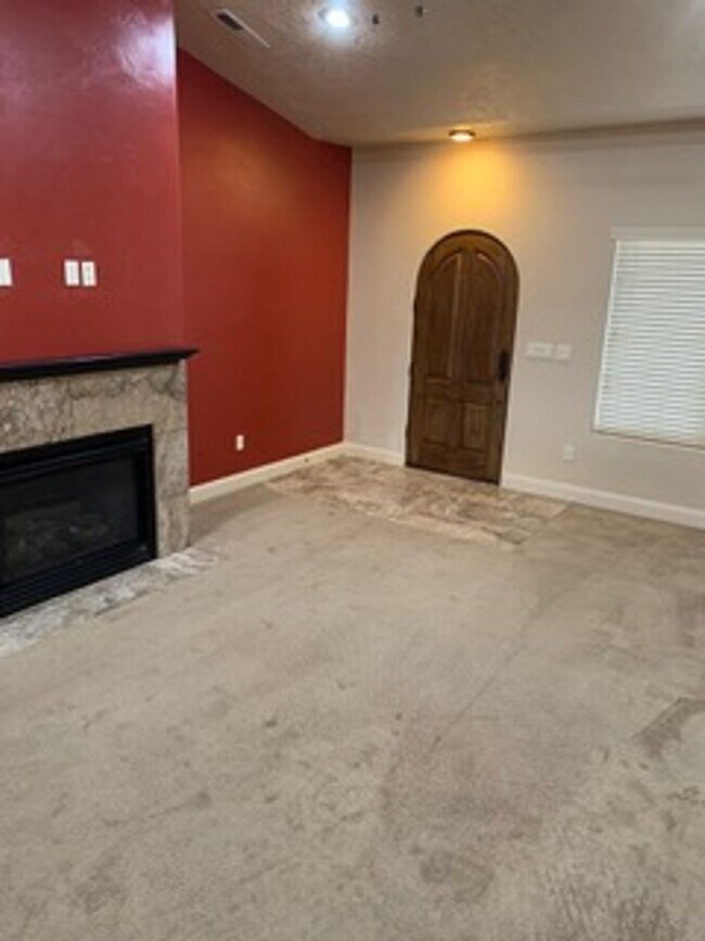 Building Photo - Beautiful 3 bedroom 2.5 bathroom townhome ...