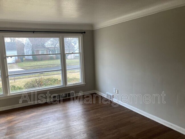 Building Photo - 320 Halle Dr