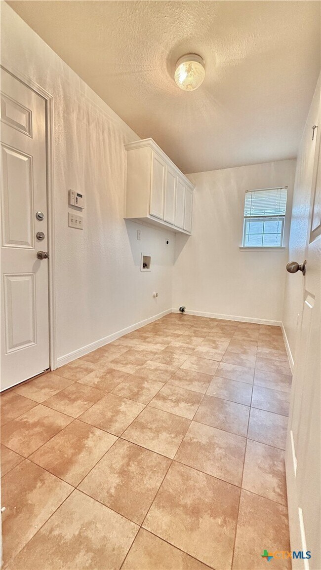 Building Photo - 2107 Gail Dr