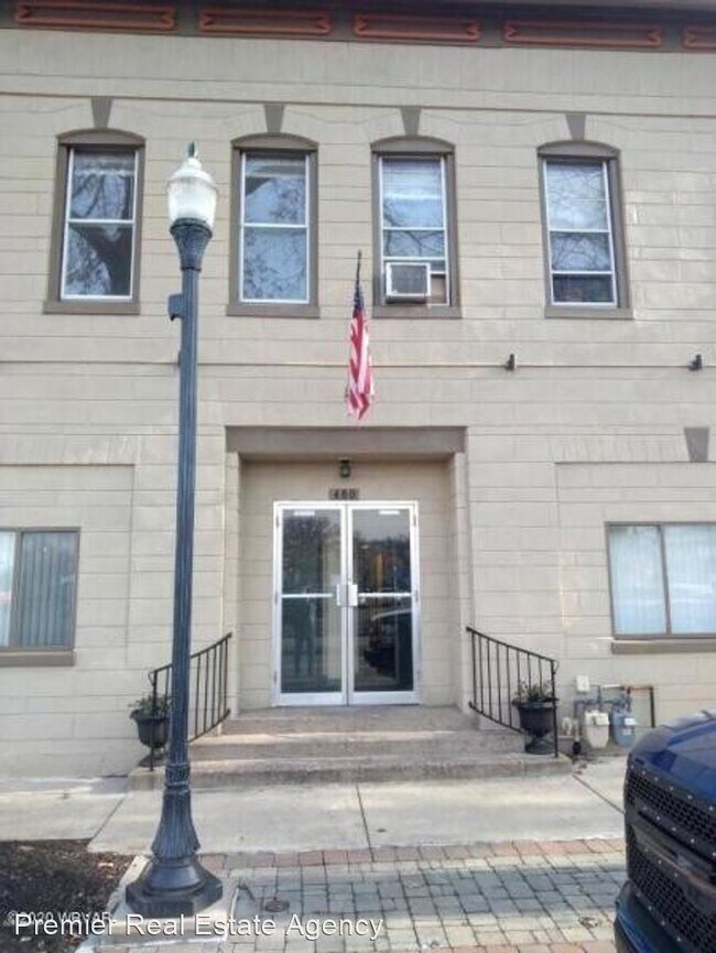 Primary Photo - 460 William St