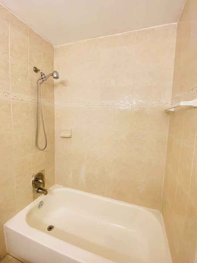 Building Photo - 1BR / 1BA Condo For Rent