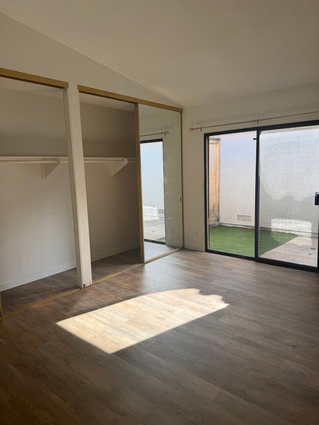 Building Photo - 10417 Hayford St