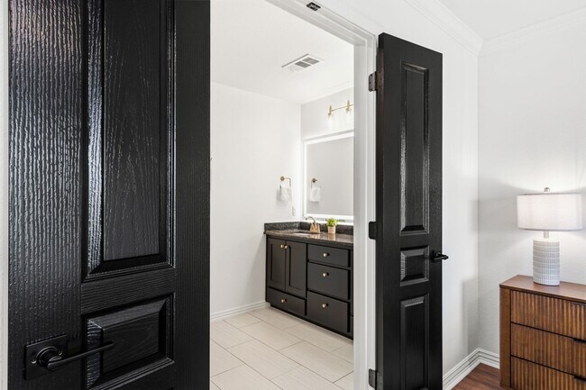 Building Photo - 8912 Wildwood Way