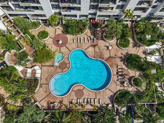 Building Photo - 520 Brickell Key Dr