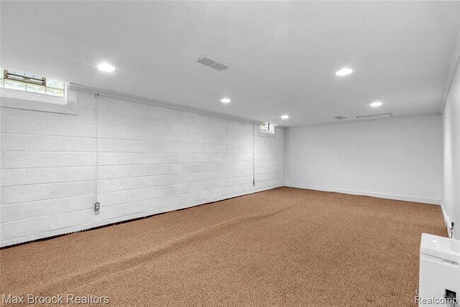 Building Photo - 600 Westwood Dr