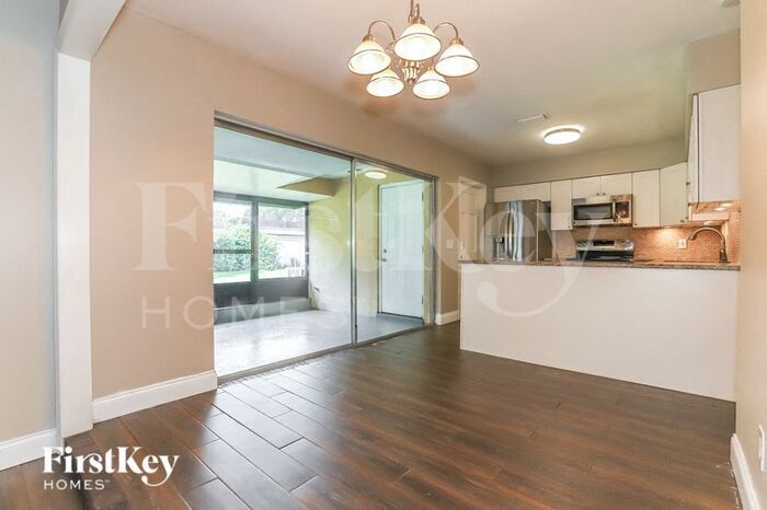 Building Photo - 1005 Greenbriar Dr