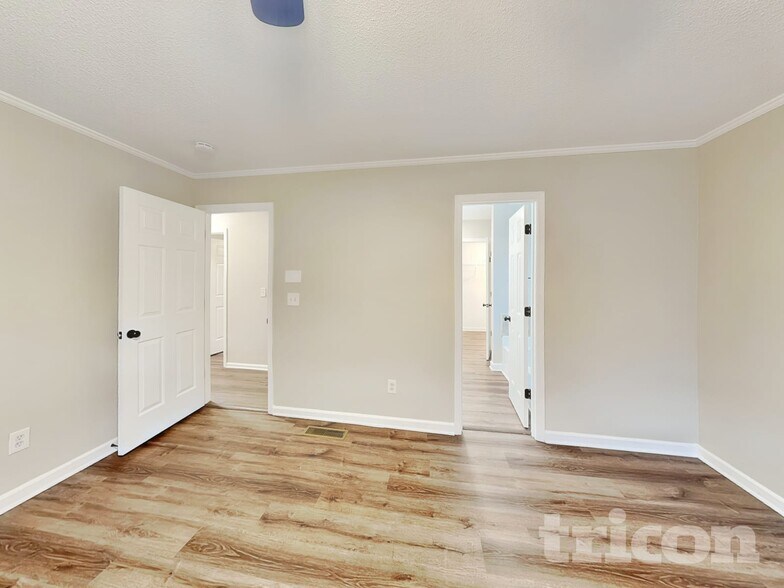 Building Photo - 703 Players Ct