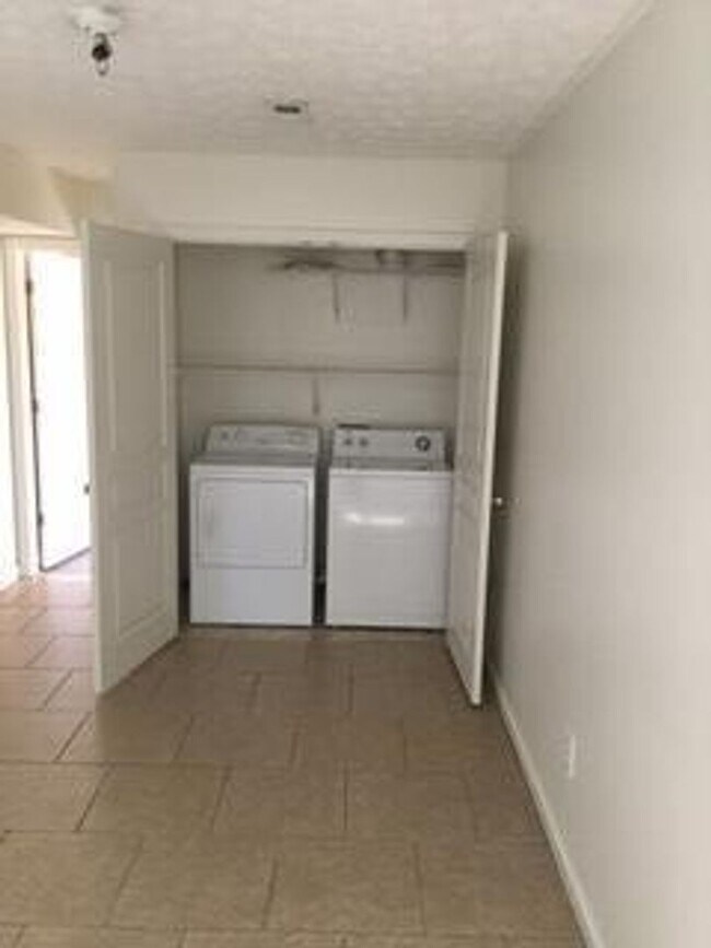 Building Photo - 1201 N Woodburn Ave