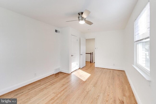 Building Photo - 3405 Carpenter St SE