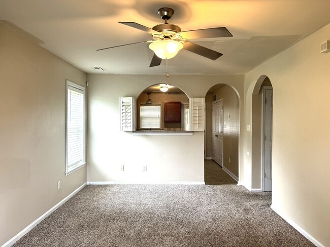 Building Photo - End Unit! Screened Porch!