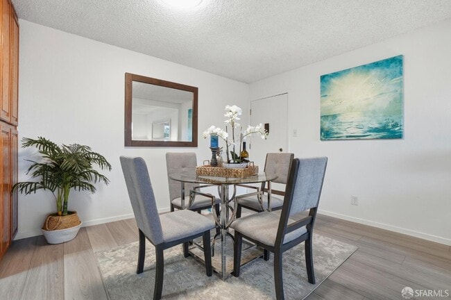 Building Photo - 101 Piccadilly Pl