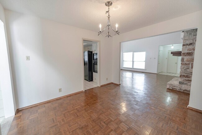 Building Photo - Charming Condo with Golf Course Views in O...