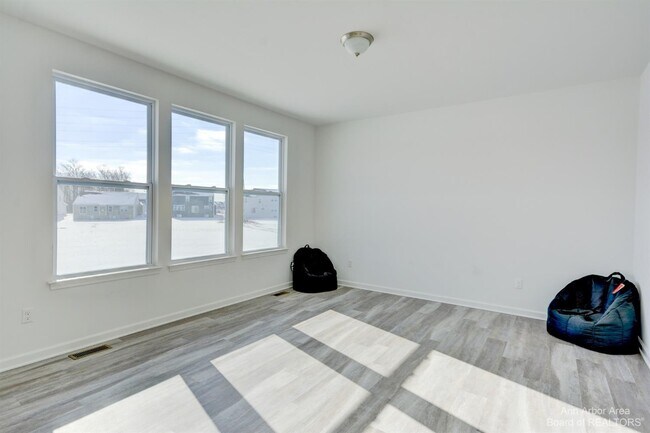 Building Photo - 9480 White Tail Dr