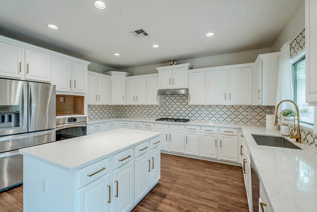 Building Photo - 2744 E Donato Dr