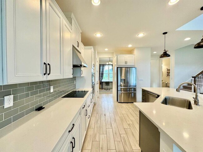Building Photo - 34159 Astoria Cir