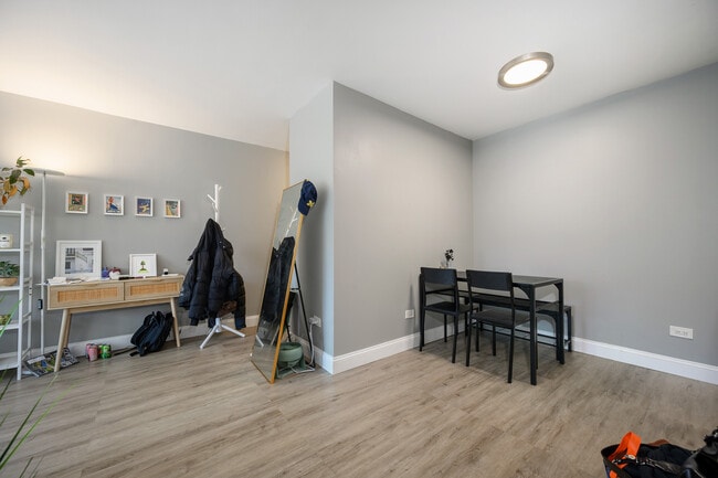 Building Photo - 515 W Wrightwood Ave