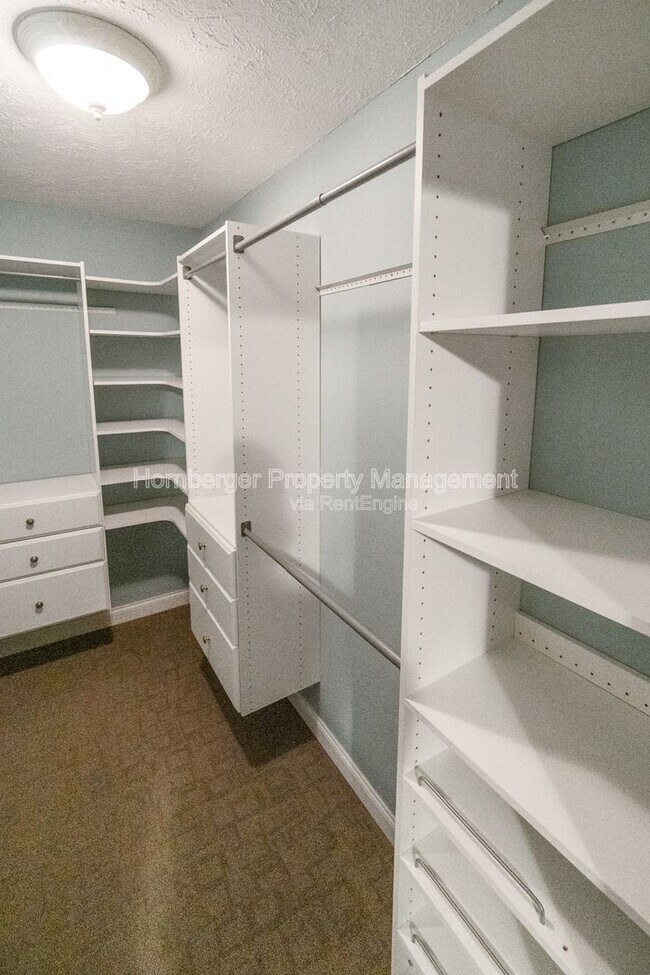 Building Photo - 6415 S Woodland Ct