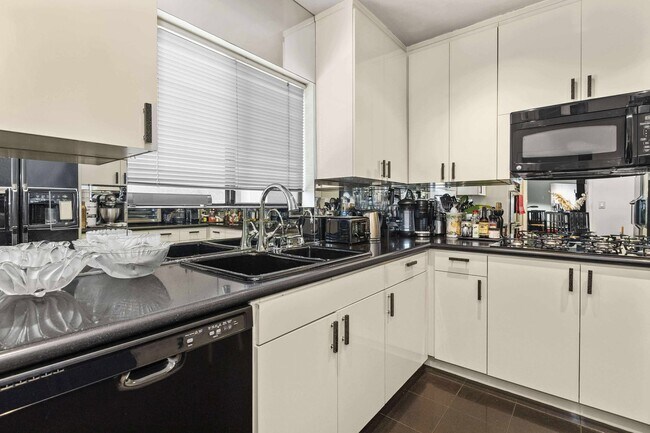 Building Photo - 540 N W Knoll Dr