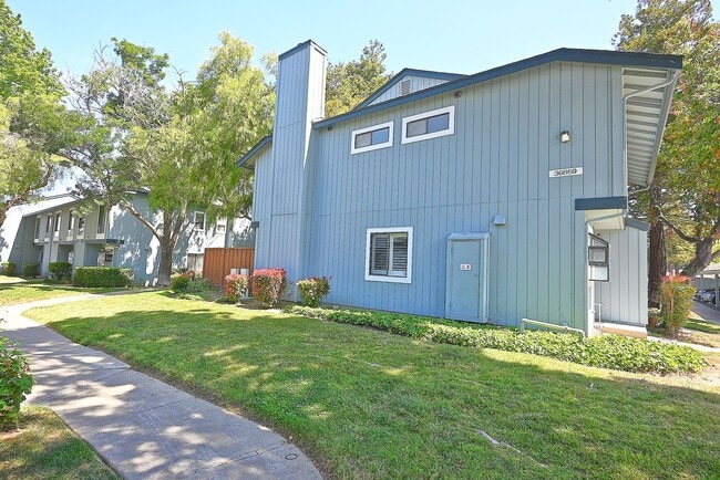 Building Photo - $3190 -- Beautifully Remodeled Townhome in...