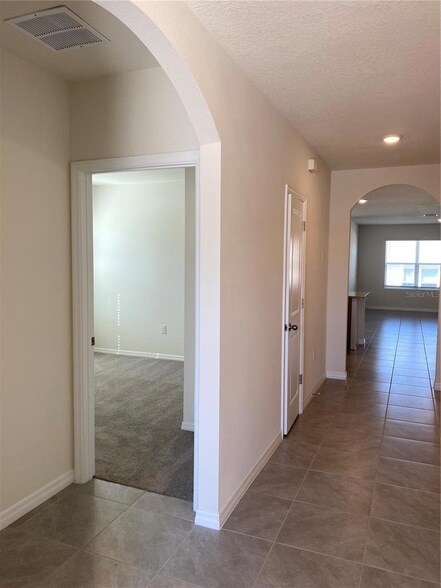 Building Photo - 14 Hickory Course Ln