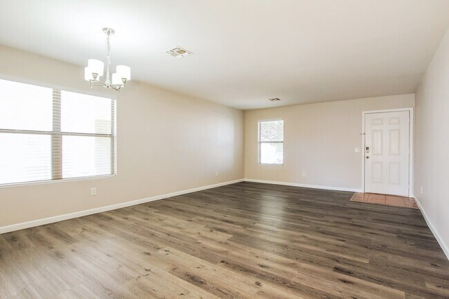 Building Photo - 11621 W Bloomfield Rd