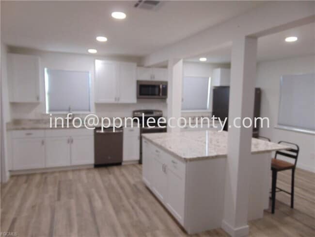 Building Photo - Fantastic totally remodelled 1st floor 2 bedroom 2 bath condo in the SW Cape