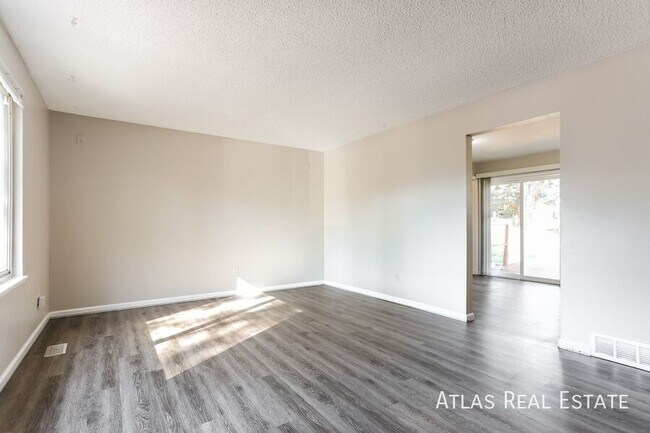 Building Photo - 14955 E Columbia Dr