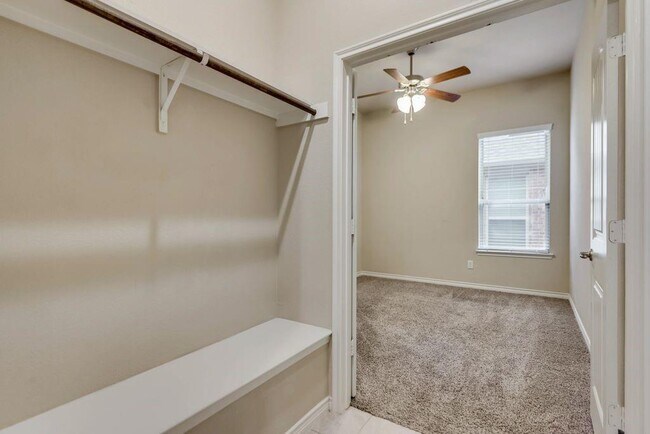 Building Photo - 932 Lake Cypress Ln
