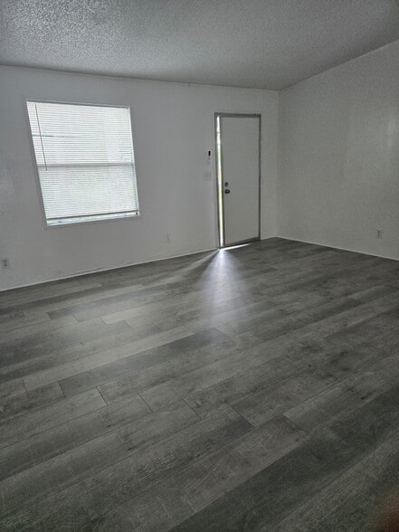 Building Photo - 1006 W Maxanna Blvd