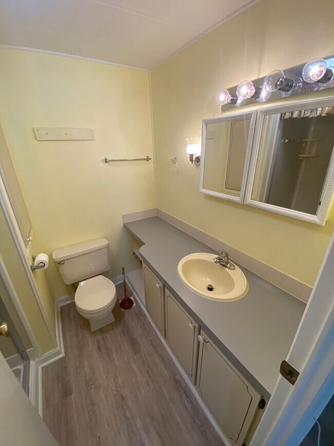 Building Photo - Beautiful 2 + 2, ANNUAL Lease In Orange Bl...