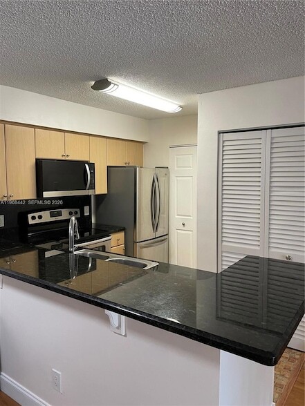 Building Photo - 570 S Park Rd