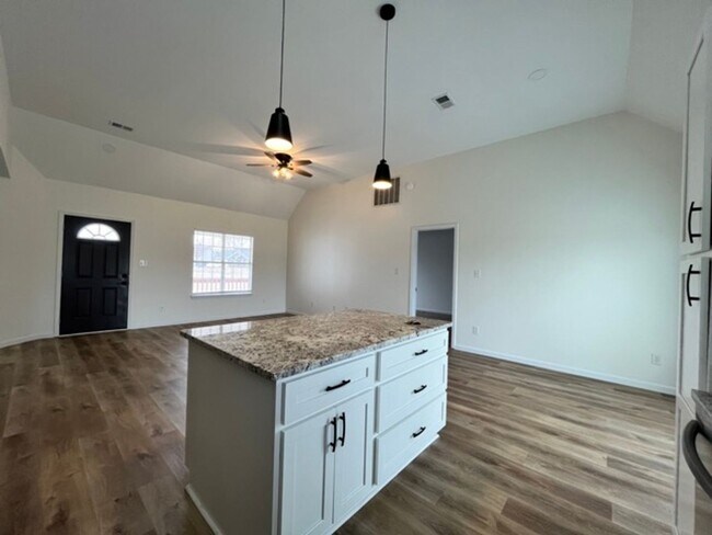 Building Photo - 204 Franklin Sq - Beautifully Updated Home in Bonaire